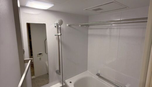 ホワイト × グレーの上品で整ったカラーコーディネート