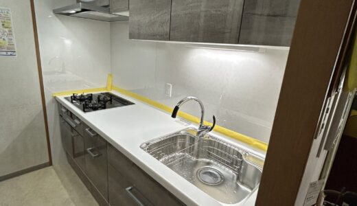 柔らかなグレージュと白の明るさが調和