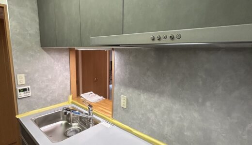 落ち着きのある配色でスタイリッシュなキッチンに