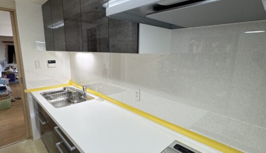 グラセウッドチャコールが映える上質なモダンキッチン