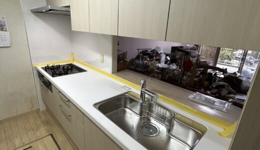 ペールウッドとクレマホワイトの柔らかな白のキッチン