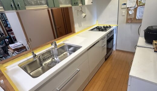 白が映えるやわらかく明るいキッチン空間へ