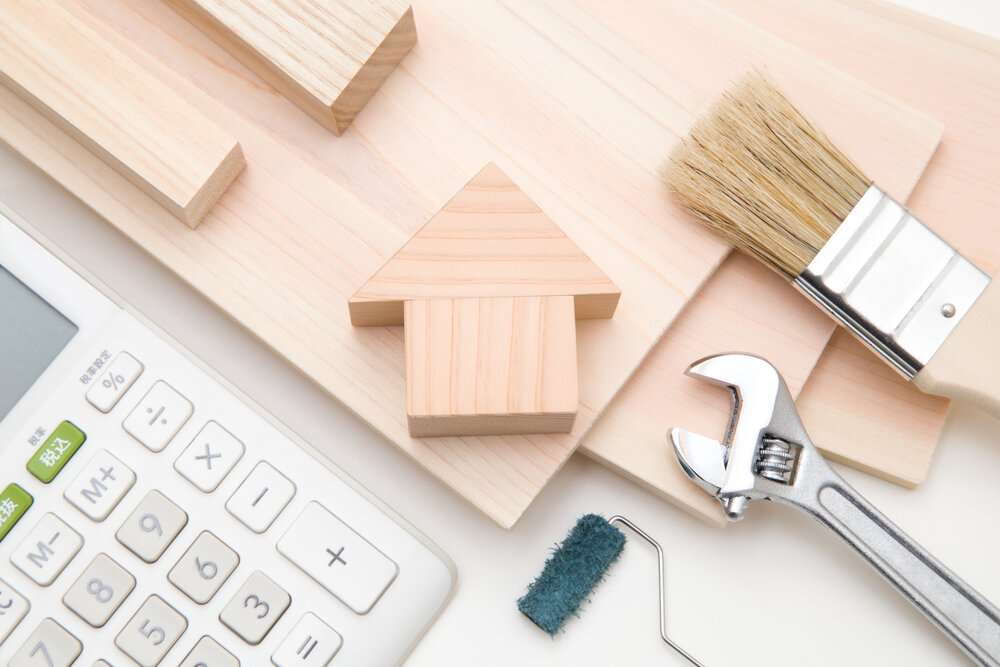 屋根リフォームの費用はどれくらい？　主な工法や依頼の流れも解説