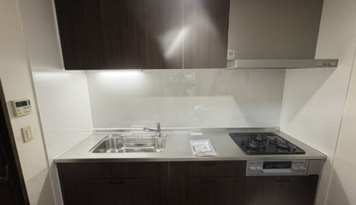 落ち着いた深みのある木目で上質な仕上がりのキッチンに