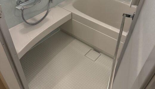 青磁リーフが映える爽やかな浴室に