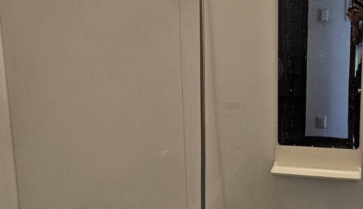 グレーとホワイトの組み合わせが落ち着きを与えるバス