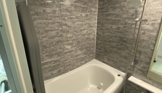 グレー × ホワイト 快適性を高めた機能的な浴室