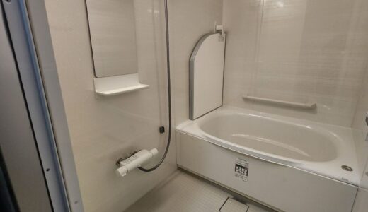 純白の明るさが広がる洗練されたバスルーム