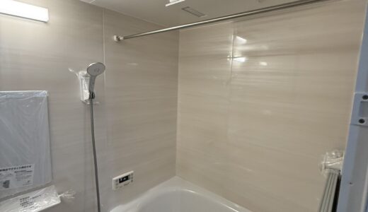 木目の優しさを感じるナチュラルデザインの浴室へ