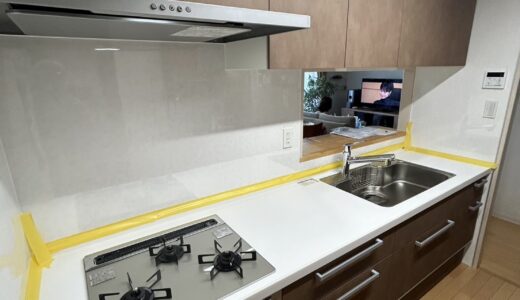 深みのある木目で甘さを抑えた大人のキッチン