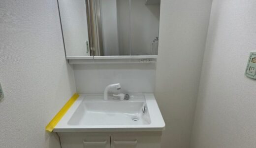 白一色で整えすっきりとした印象の洗面化粧台