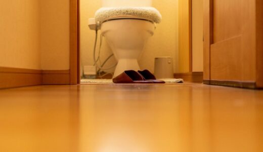 トイレで床がきしむ原因は？放置するリスクやリフォームでの対処法、長持ちさせる方法を解説！