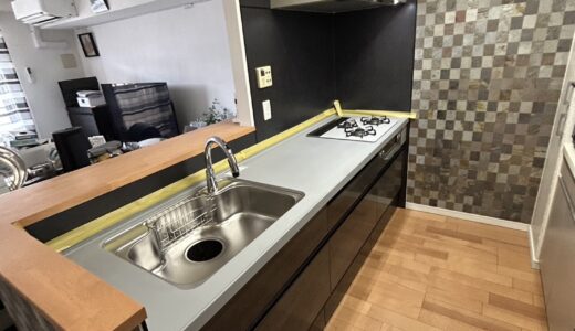 濃色扉で空間が引き締まるキッチンに