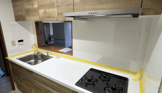 明るい扉色とシンプルな設備構成のラクエラ