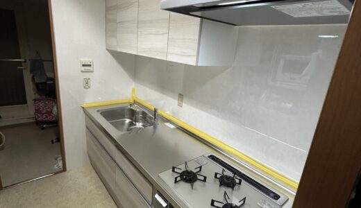 淡い木目とステンレスで整える調理の手元