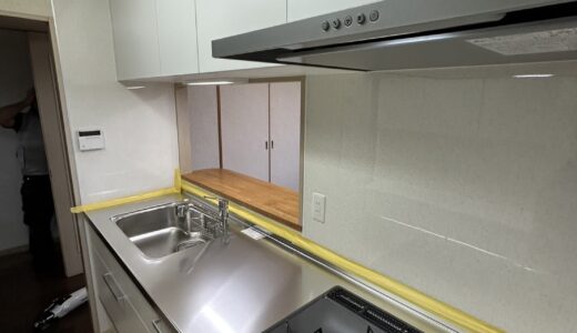 トーンホワイトの扉が空間を明るく見せるキッチン