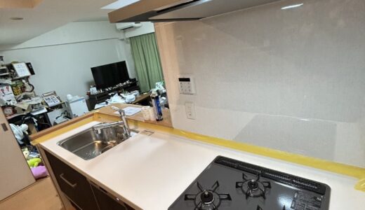 空間を引き締める濃色木目のキッチン