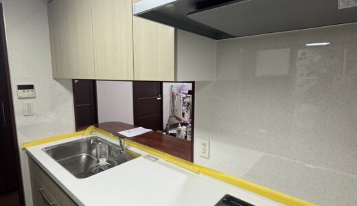 白と淡い木目で整えたキッチン