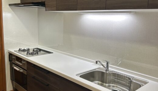 木目柄の扉と白系ワークトップの組み合わせ