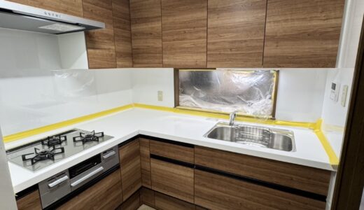 木目柄を主役にしたキッチン