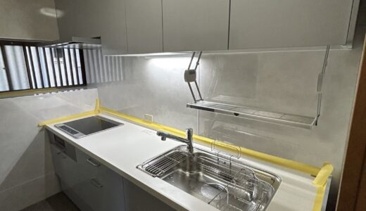 シルバーとホワイトでまとめたLIXILのキッチン