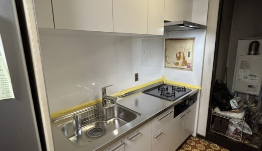 白でまとめた軽やかなキッチン空間