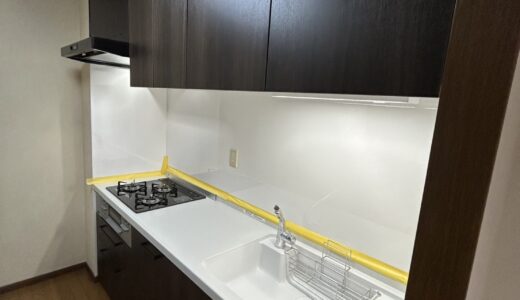 落ち着いたアカシアブラウンの木目で整えたキッチン