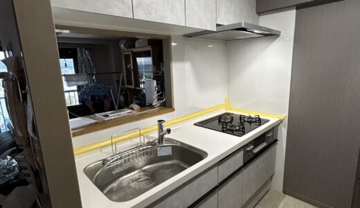 やわらかな石目でまとめた明るいキッチン