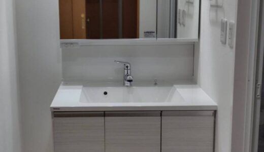 洗面リフォーム 鏡面ホワイトと3面鏡で広がりと明るさを確保した洗面