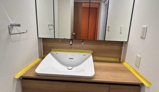 洗面化粧台リフォーム 上質な木目カウンターの LIXIL ルミシス