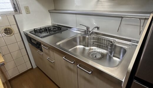 キッチンリフォーム 木目扉でやさしい印象のクリナップ ラクエラ