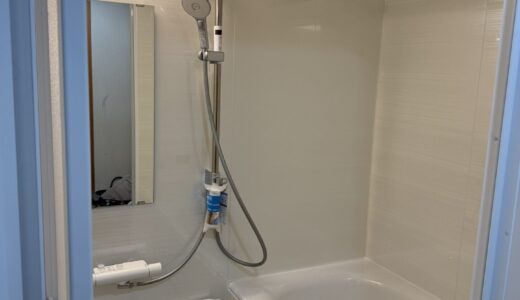 浴室リフォーム 清潔感溢れるシャインウッドホワイトの壁パネル LIXIL リノビオV