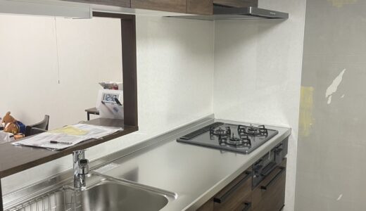 キッチンリフォーム 重厚感のあるダークな木目の クリナップ ラクエラ