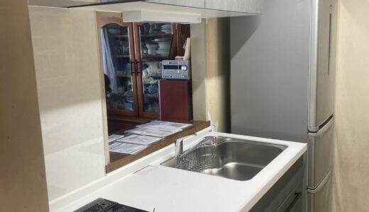 キッチンリフォーム グレー石目調×ホワイトの落ち着いた クリナップ ラクエラ