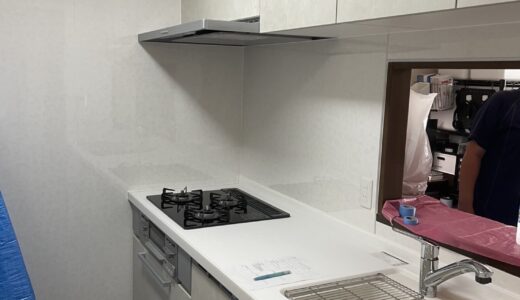 キッチンリフォーム やわらかな色合いと明るく整うホワイト天板 クリナップ ラクエラ