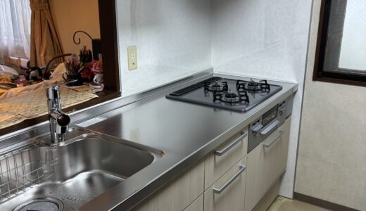 キッチンリフォーム ペールウッドのナチュラルな木目が広がる クリナップ ラクエラ