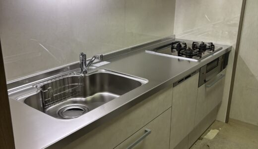 キッチンリフォーム トッコモカクリームとシルバーのフラットバー取手 クリナップ ラクエラ