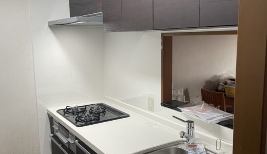 キッチンリフォーム 白いワークトップとのコントラストが際立つ LIXIL リシェル