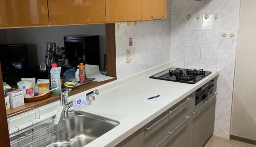 キッチンリフォーム 温かみのある木目感と使いやすい収納を備えた LIXIL リシェル