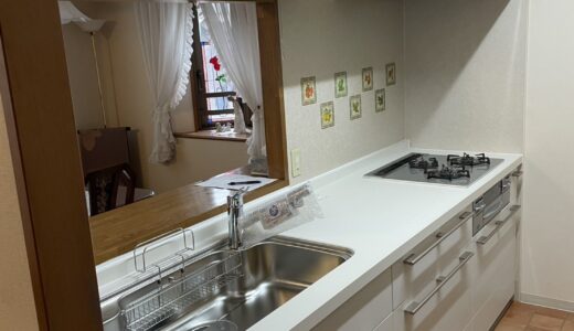 キッチンリフォーム 柔らかなアイボリーと既存収納を活かしたバランスのよいキッチン LIXIL リシェル