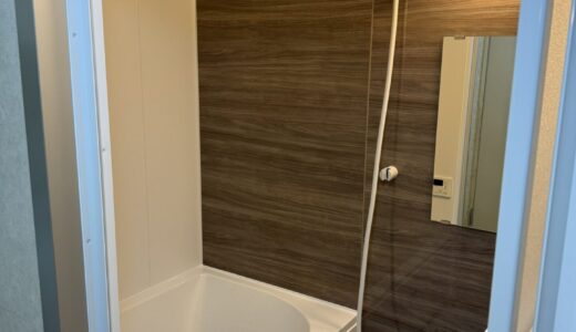 浴室リフォーム 濃い木目アクセントで空間にメリハリをつけた落ち着きのある浴室 LIXIL リノビオV