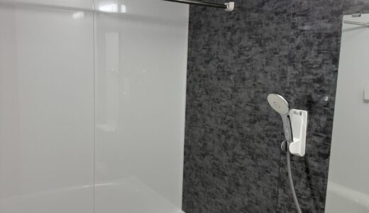 浴室リフォーム 黒のアクセントと白の鏡面パネルでメリハリをつけたモダンな浴室 LIXILリノビオV