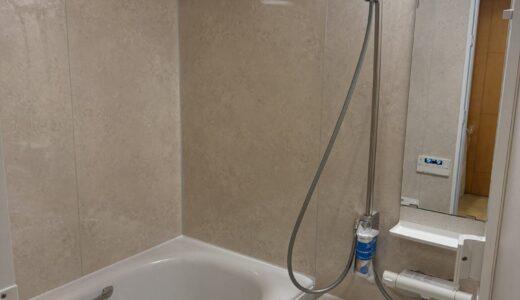 浴室リフォーム 広い水面のミナモ浴槽とベージュの石目調でゆったりくつろげる LIXILリノビオV