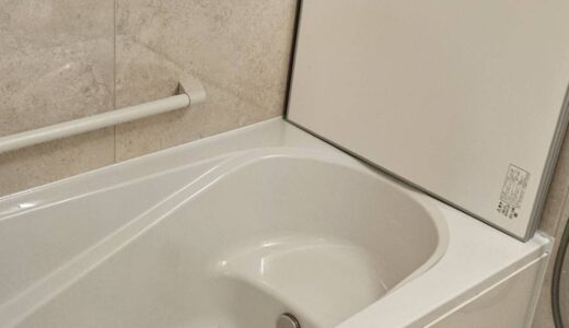 浴室リフォーム 段差付き浴槽と保温機能でくつろぎやすいベージュの浴室 LIXIL リノビオV