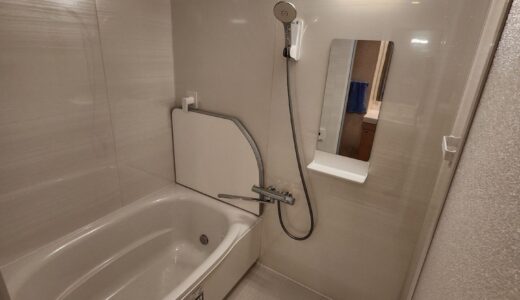 浴室リフォーム 広い水面のミナモ浴槽と木目パネルでゆったりくつろげる LIXIL リノビオV