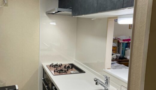 キッチンリフォーム ホワイト天板と濃色扉でコントラストを効かせた空間 LIXIL リシェル