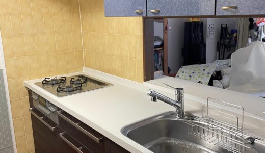 キッチンリフォーム ダークな木目と白天板でラグジュアリーな雰囲気に仕上げた LIXIL リシェル