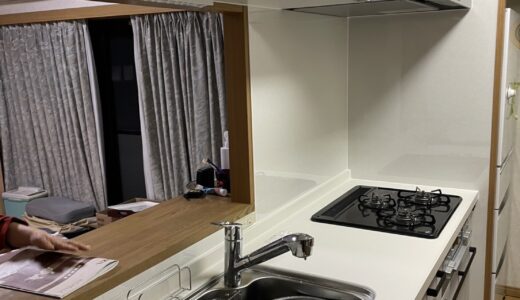 キッチンリフォーム 質感のある白の石目調にブラックの差し色が映える LIXIL リシェル