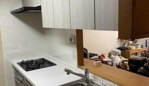 キッチンリフォーム 木目調の温かみとシルバー取手ですっきり仕上げたキッチン　LIXIL リシェル