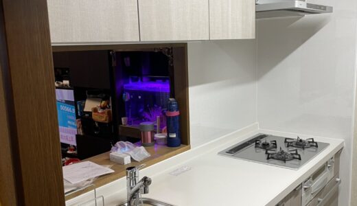 キッチンリフォーム 木目調の温かみと吊戸棚で収納力を確保した LIXIL リシェル